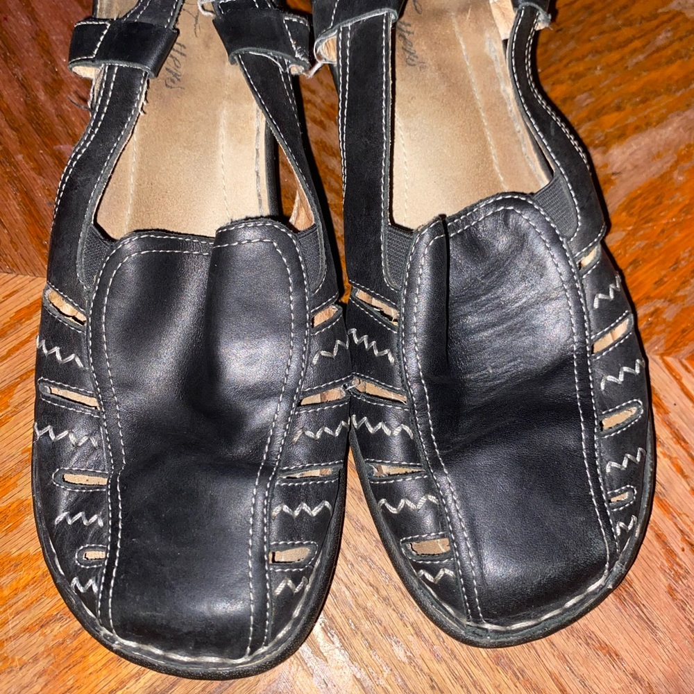 Trotters Black Leather shoes with Stitch Detailing women size 9 - Picture 2 of 5